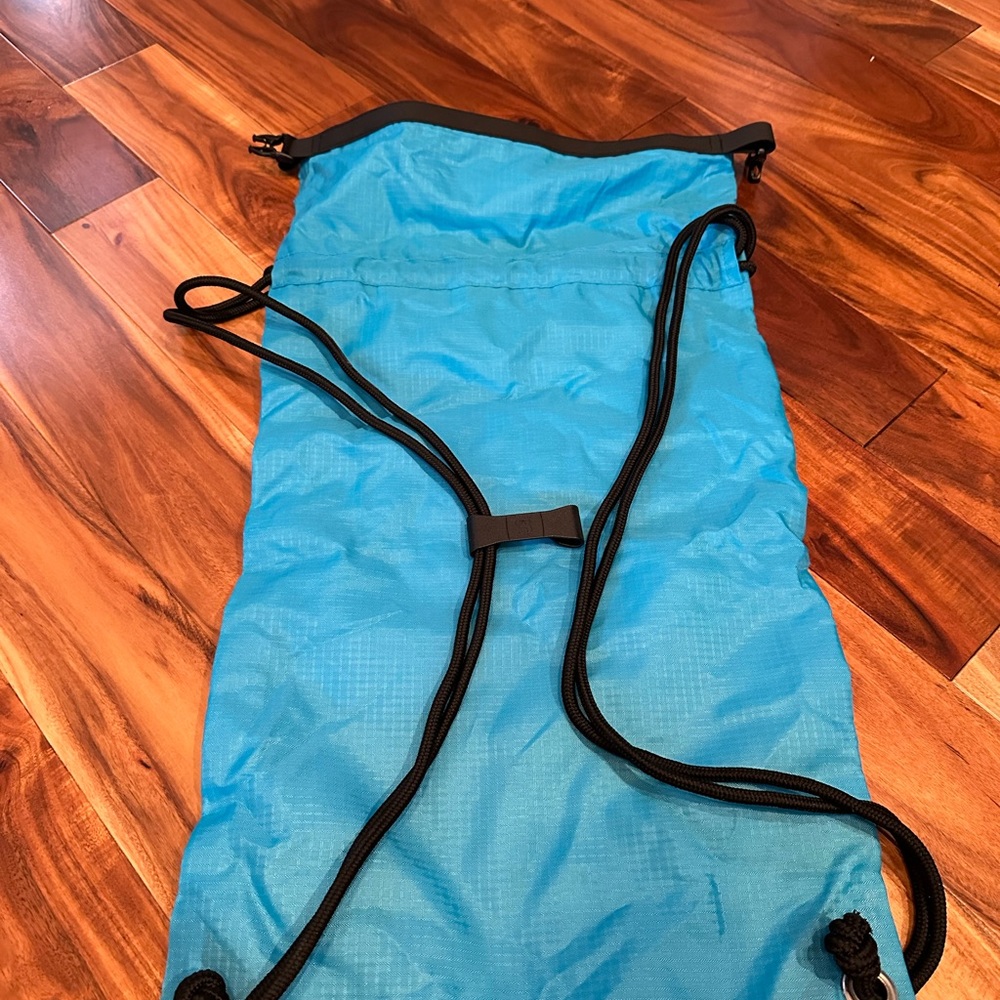 Geckobrands Waterproof Drawstring Backpack. 10L - Picture 2 of 4